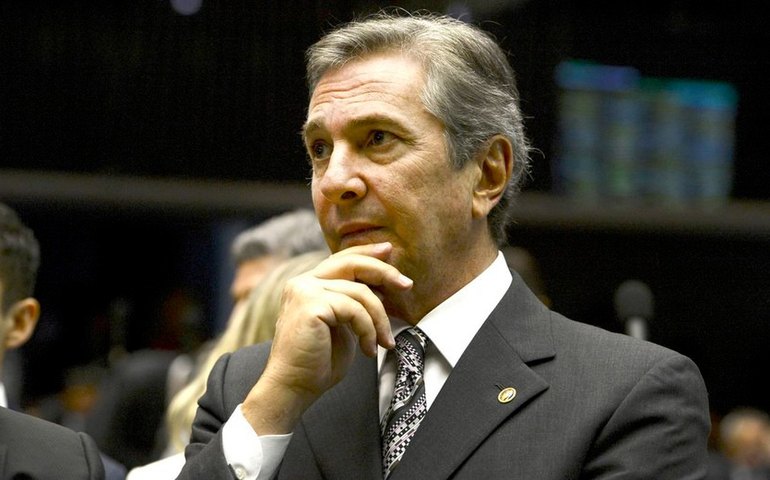 Por 6 votos a 4, STF decide manter prisão de Collor