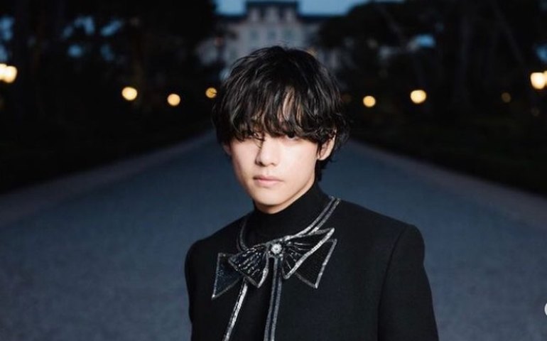 V, do BTS, surpreende fãs ao escutar Elis Regina e artistas brasileiros em live