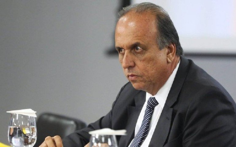 Após prisão, Pezão é levado para prédio da PF no centro do Rio