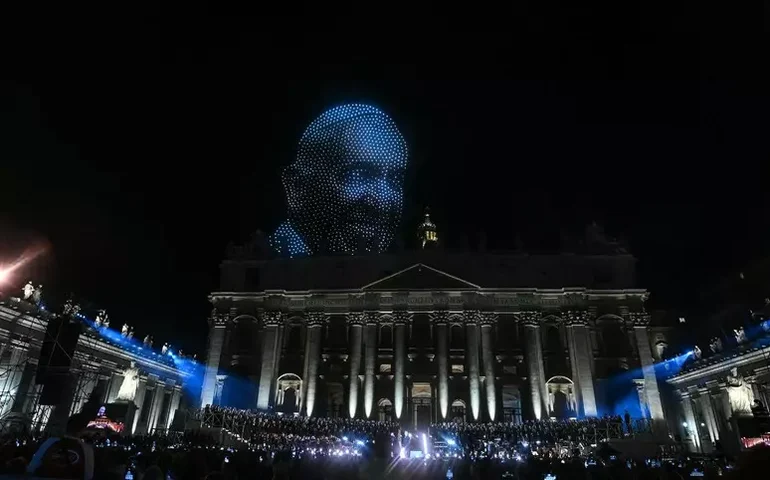 Show de drones reproduz rosto do papa Francisco no Vaticano