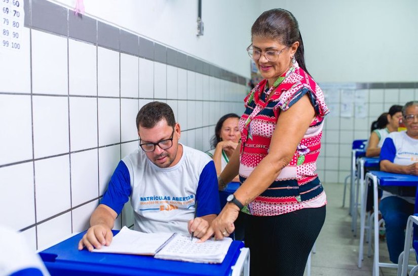 Políticas públicas de melhorias salariais para servidores da Educação marcam a gestão de JHC