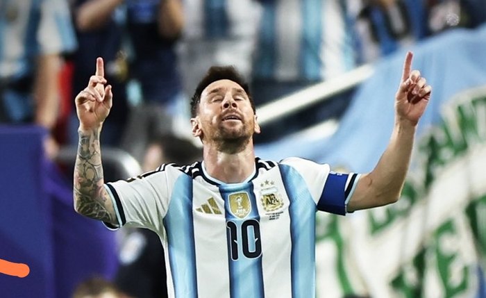 Messi se emocionou após marcar na estreia da Argentina em meio à preocupação com a saúde do pai