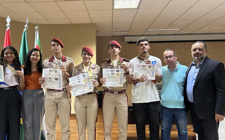 Estudantes da rede estadual recebem medalhas das olimpíadas nacional de Ciência e alagoana de Química