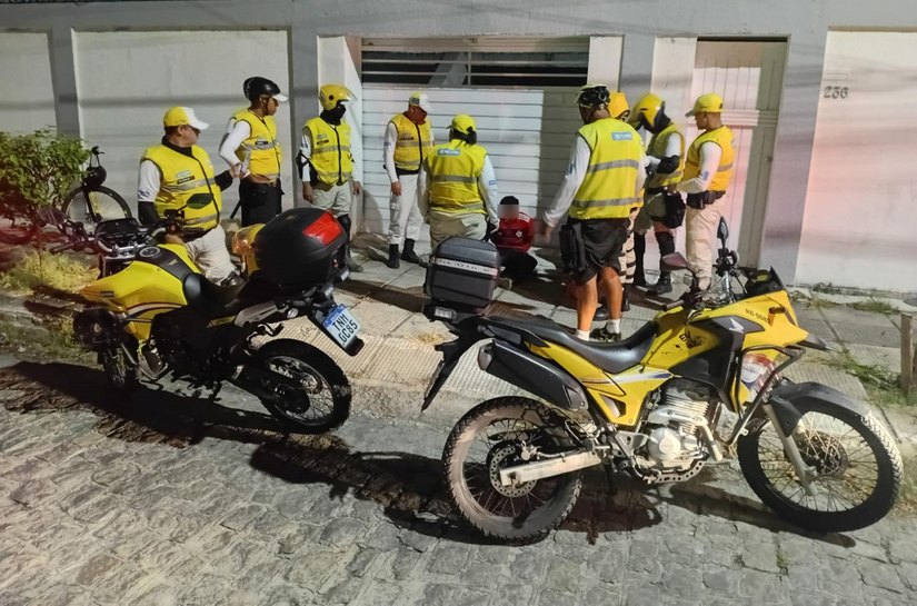 Ronda no Bairro prende dois suspeitos de assalto no Corredor Vera Arruda, em Maceió