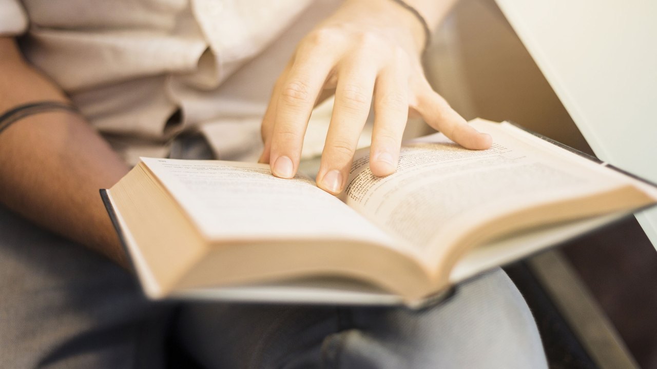Tina Correia lança seu segundo livro, 'Fidiguido', dez anos após sua elogiada estreia como escritora com 'Essa menina'