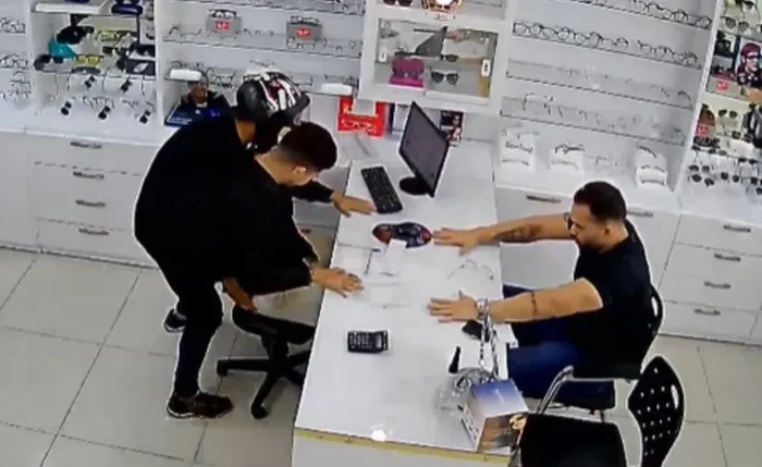 Criminoso foi filmado por câmeras de segurança durante o roubo Criminoso foi filmado por câmeras de segurança durante o roubo
