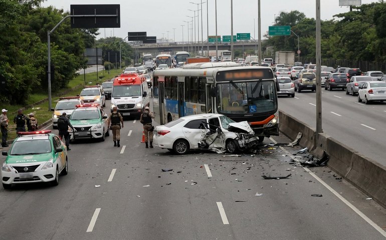 Duas pessoas morreram em acidente entre carro de aplicativo e ônibus na Avenida Brasil