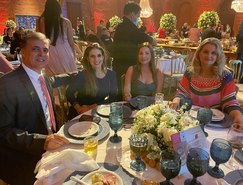 O casal Mário Marroquim e Flávia Coutinho com Ana Paula e Monique Paiva