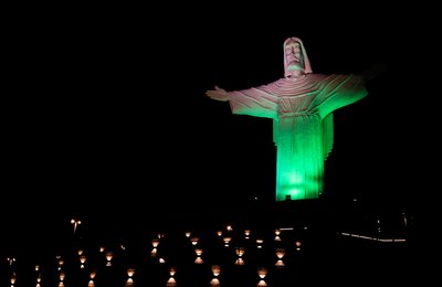 Cristo Redentor de Palmeira está iluminado com a cor verde para lembrar luta pela segurança no trabalho