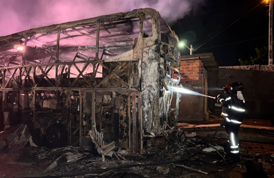 Bombeiros combatem incêndio em garagem no município de Igaci