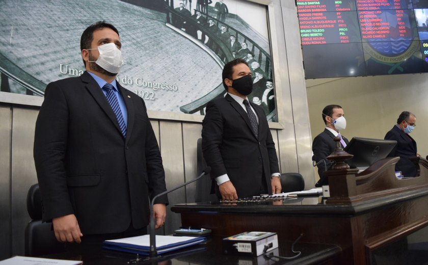 Plenário faz um minuto de silêncio pelas vítimas da pandemia