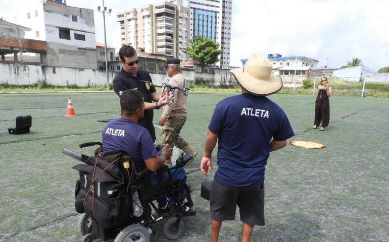 Polícia Civil de Alagoas promove aula prática de pilotagem de drones para pessoas com deficiência