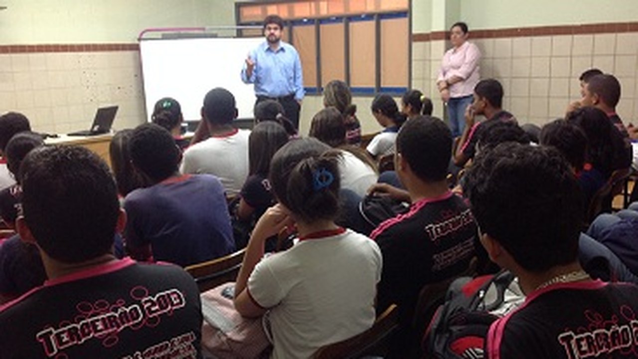 Eleitor Jovem: Alunos de escola pública na Jatiúca participam de palestra