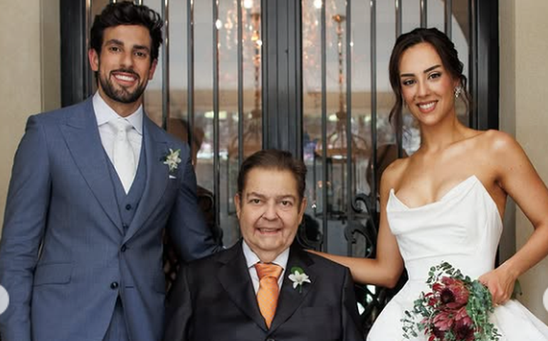 Em cadeira de rodas, Faustão comparece ao casamento da filha, Lara