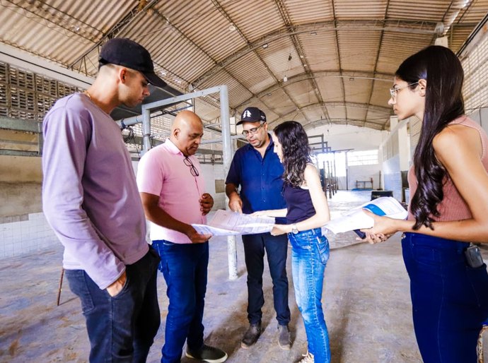 Representantes da prefeitura de Palmeira realizam visita técnica às obras de adequação do Matadouro Municipal