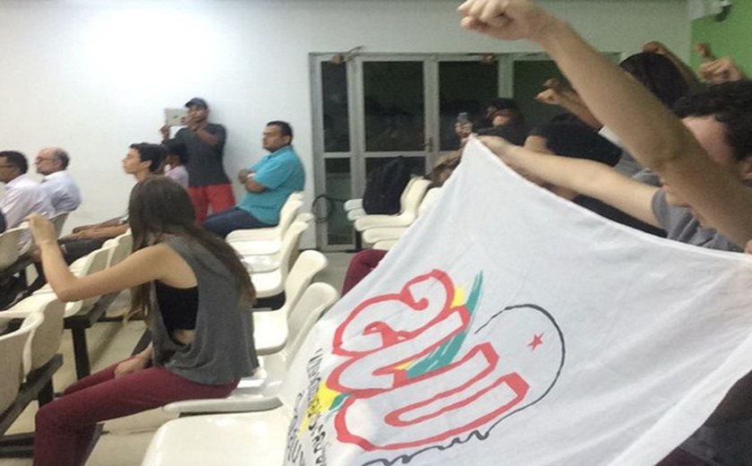 Movimento estudantil ocupa Câmara Municipal de Arapiraca