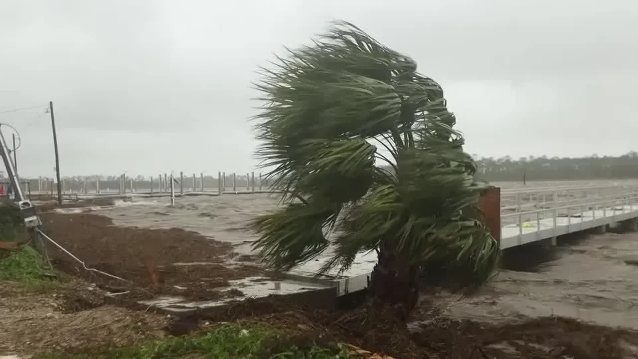 Nos EUA, furacão Debby leva cocaína avaliada em US$ 1 milhão para praia na Flórida