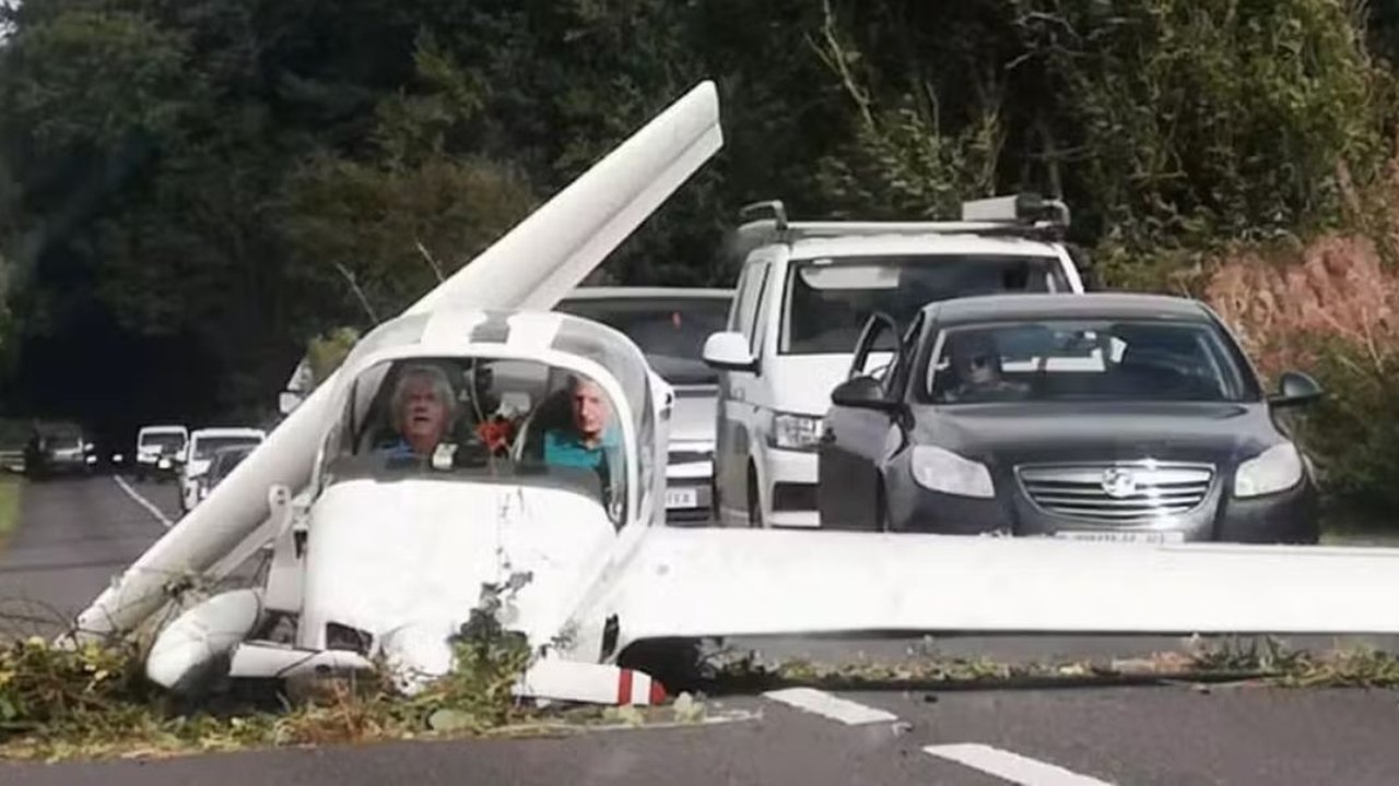 Avião de pequeno porte cai em estrada movimentada na Inglaterra