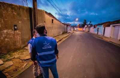 Prefeito JHC entrega obras de pavimentação no Conjunto Frei Damião 