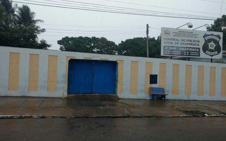 Traficante é preso com a esposa, por suspeita de roubo, no bairro Manoel Teles, em Arapiraca