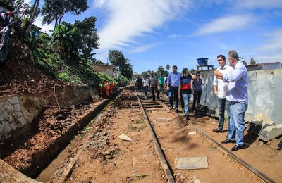 Prefeito Rui Palmeira vistoria obras de contenção no Mutange