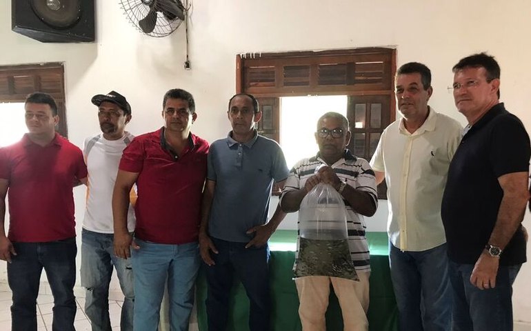 Prefeitura de Branquinha incentiva piscicultura com entrega de alevinos a pequenos produtores