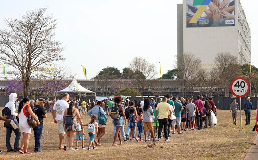 Desfile de 7 de setembro atrai milhares à Esplanada em Brasília