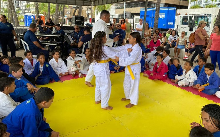 Semsc entrega kits esportivos a alunos do projeto Judô na Guarda