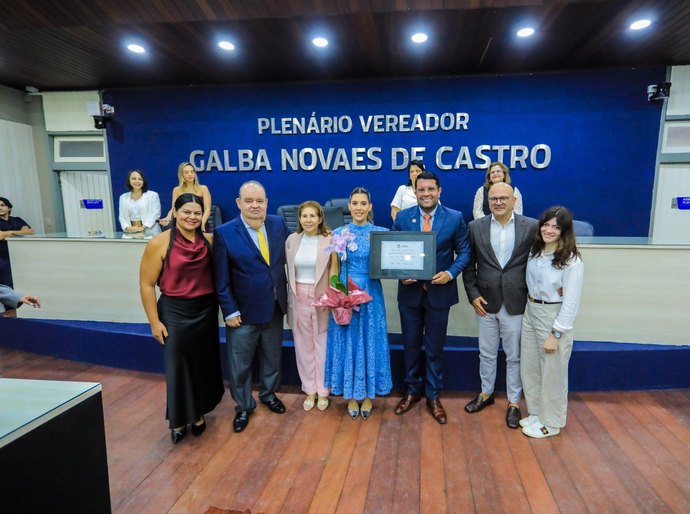 Vereador Allan Pierre entrega título de cidadã honorária à advogada Cristiana Maya de Omena Calheiros
