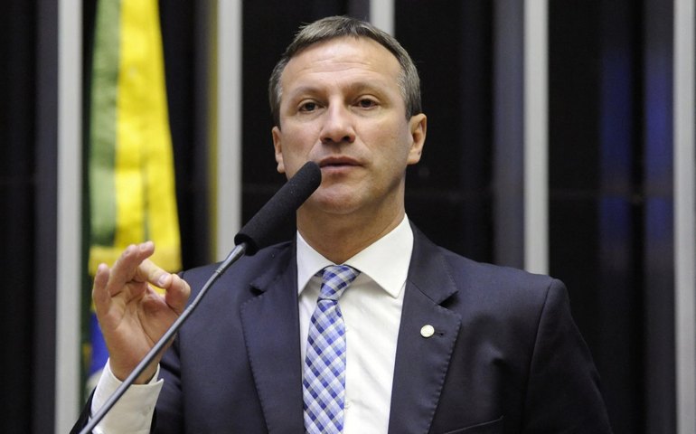 Deputado diz que vai protocolar impeachment de Lula após fala sobre Dilma