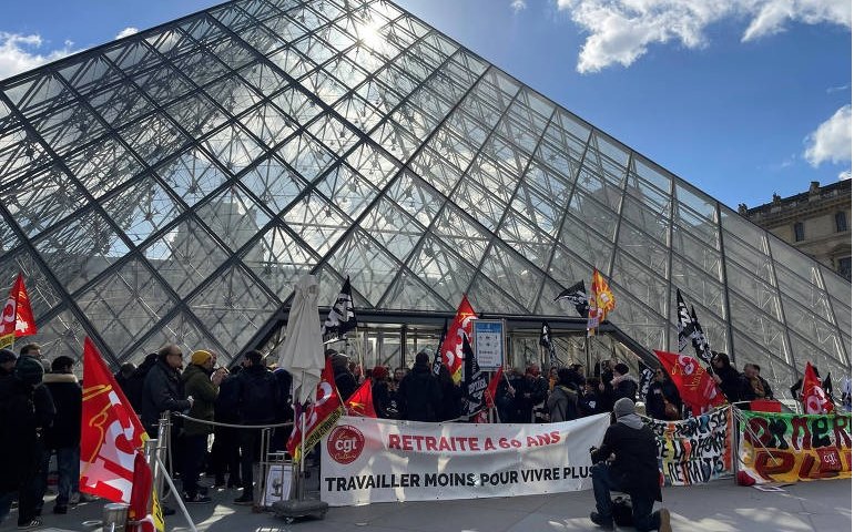 Protesto contra reforma da Previdência na França bloqueia entrada do Louvre e frustra turistas