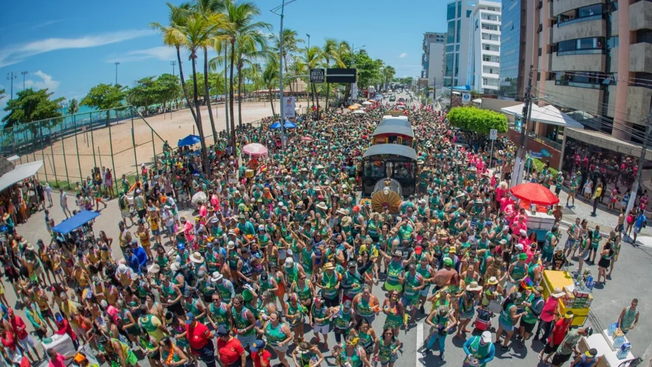Banho de Mar à Fantasia anima orla de Maceió neste domingo com blocos e frevo