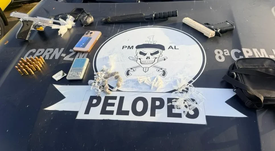 Durante a operação, os policiais apreenderam uma pistola calibre 9mm com numeração suprimida, munições, drogas, balança de precisão, embalagens, uma faca, um simulacro de arma e um celular. / Foto: Assessoria Pmal 