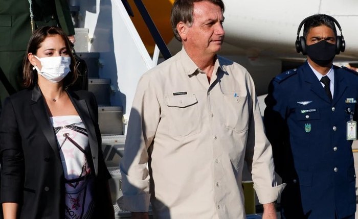 Bolsonaro durante desembarque na Flórida com família