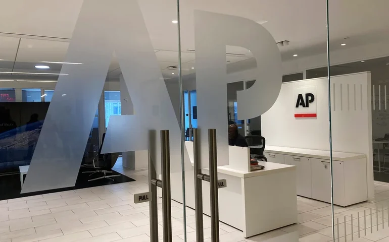 Associated Press afirma que oferecerá indenizações como parte de uma mudança de foco, deixando de priorizar notícia impressa em jornais