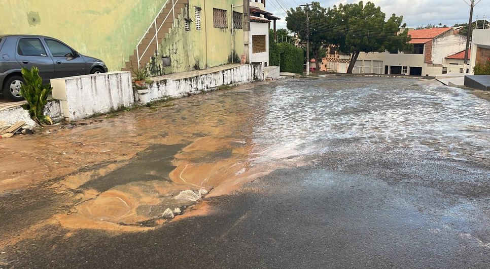 Rede rompe e deixa ruas sem água em Aracaju; confira região afetada / Foto: Foto: Aline Aragão/TV Atalaia