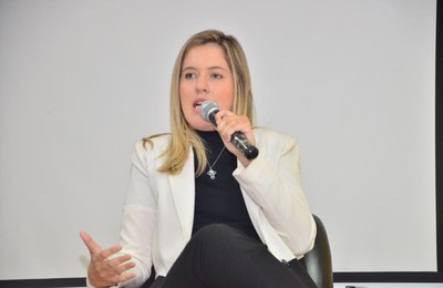 Deputada Cibele Moura defende que repasse de auxílio-merenda a estudantes seja feito imediatamente