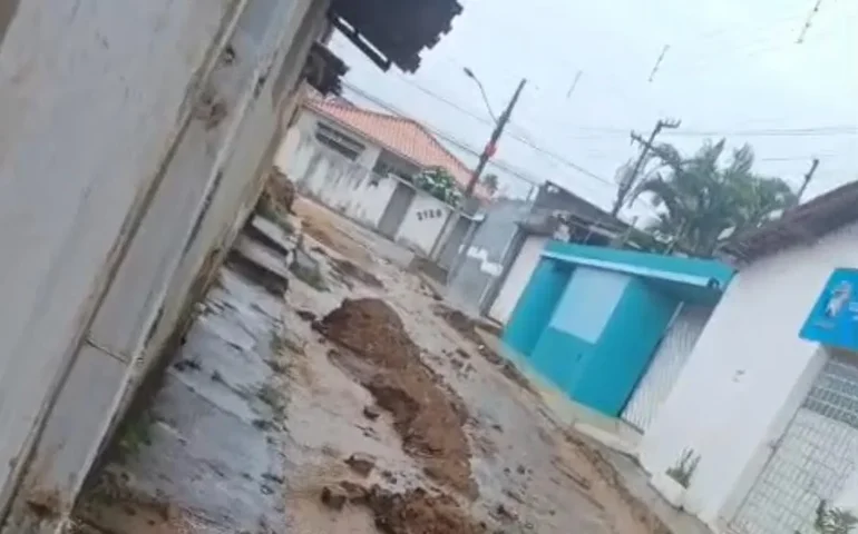 Ruas viram rios de lama e expõe rastro  de descaso em Palmeira dos Índios