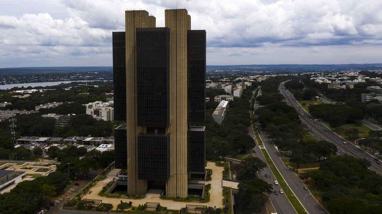 IBC-Br total cai 0,1% em junho ante maio, na série com ajuste sazonal, afirma BC