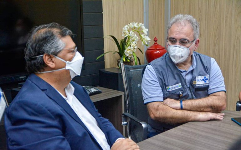 No mesmo dia em que Bolsonaro aglomera, Queiroga vai ao MA entregar testes