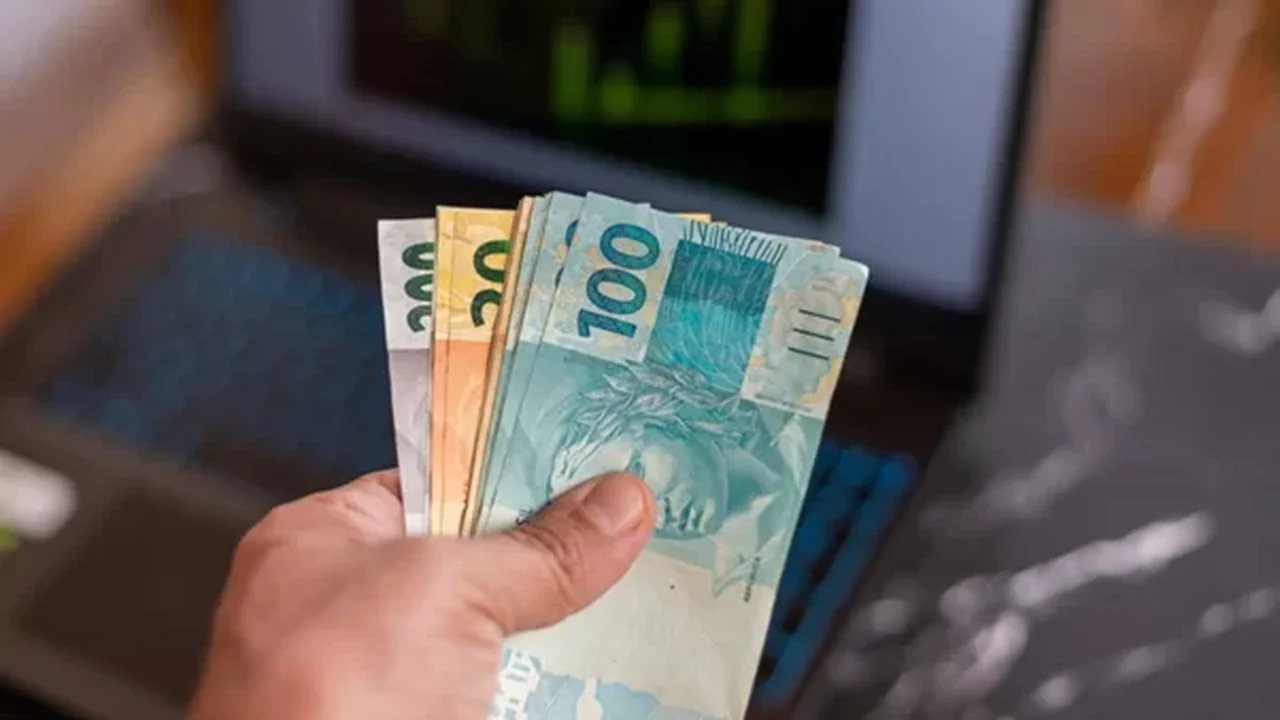Salário termina antes do fim do mês para 54% dos brasileiros, aponta pesquisa