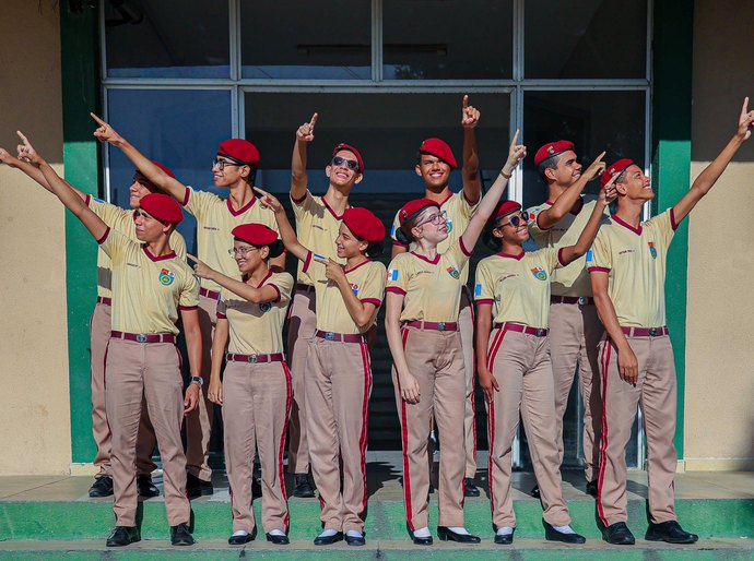 Alunos do Colégio da PM conquistam 11 vagas para o programa de intercâmbio Daqui pra o Mundo na Inglaterra