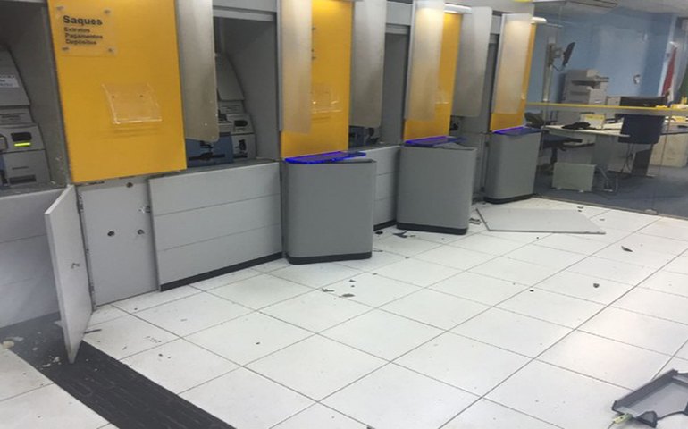 Criminosos tentam explodir cofres de agência bancária em Quebrangulo