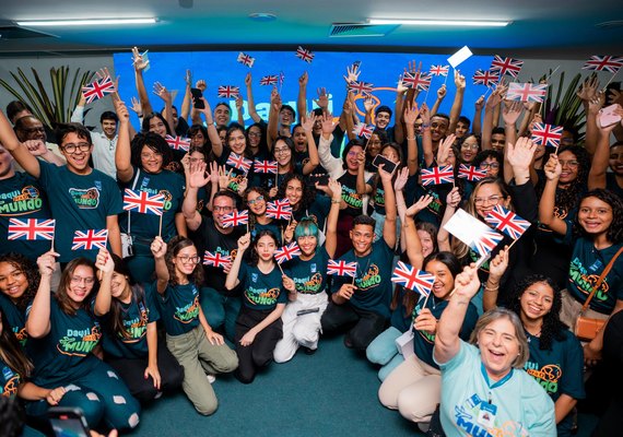 Governador entrega kits para viagem dos 50 estudantes do Daqui Pra o Mundo