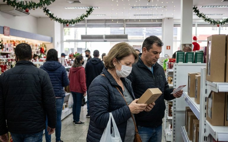 Maioria dos brasileiros pretende reduzir gastos com presentes no Natal de 2025