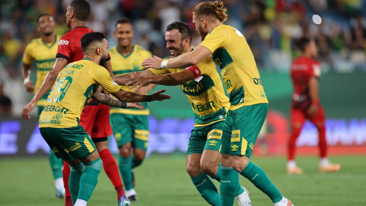 Cuiabá vence Athletico-PR e garante a melhor campanha de sua história no Brasileirão