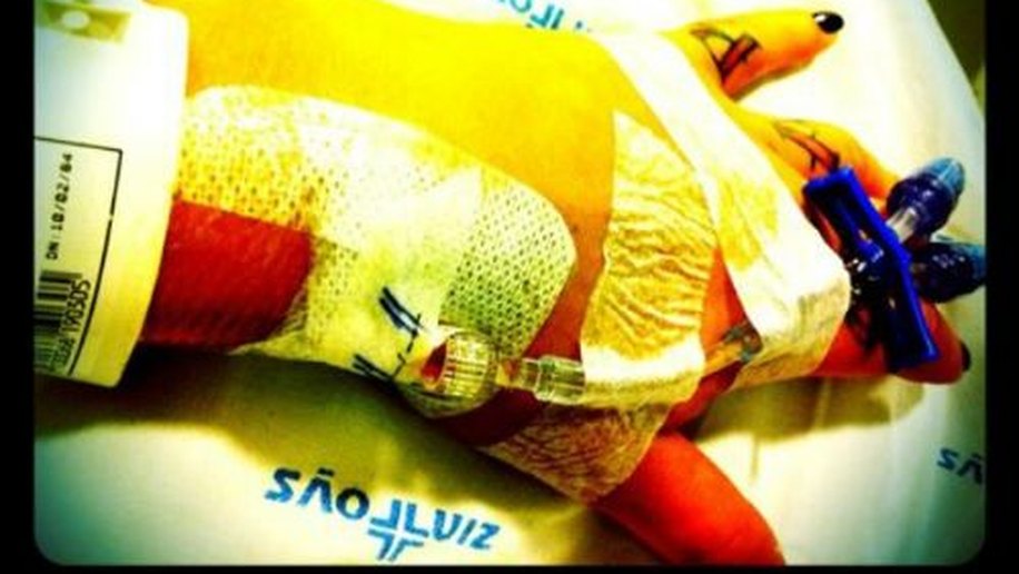 Dani Bolina assusta fãs no Twitter com foto no hospital
