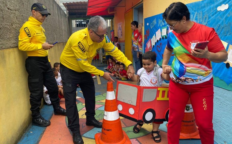 DMTT leva educação de trânsito para crianças de creche no Petrópolis