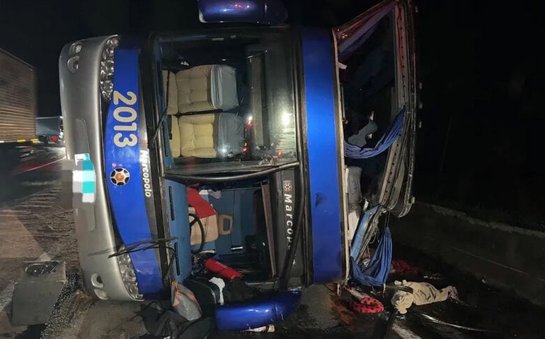 Acidente com ônibus em rodovia paulista deixa três mortos e 21 feridos