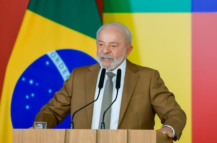“Evitar que os efeitos das guerras cheguem ao povo brasileiro”, diz Lula ao assinar medidas para proteger população da alta do petróleo